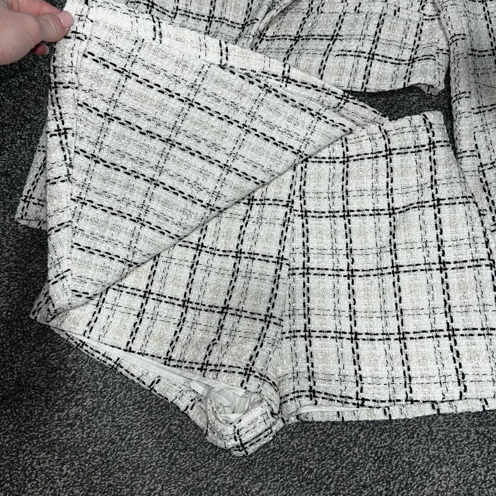 Elegant White and Black Checkered Blazer and Skirt Se - Picture 2 of 2